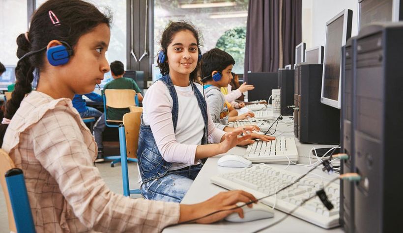 Sashka, Zara und Ariyan am Computer