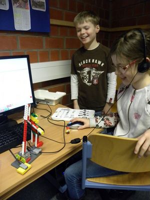 Eine Schülerin und ein Schüler am Computer
