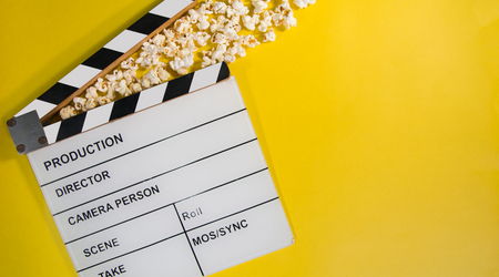 Symboldbild: Eine Filmklappe aus der Popcorn kommt