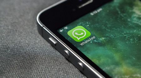 Hände mit einem Smartphone