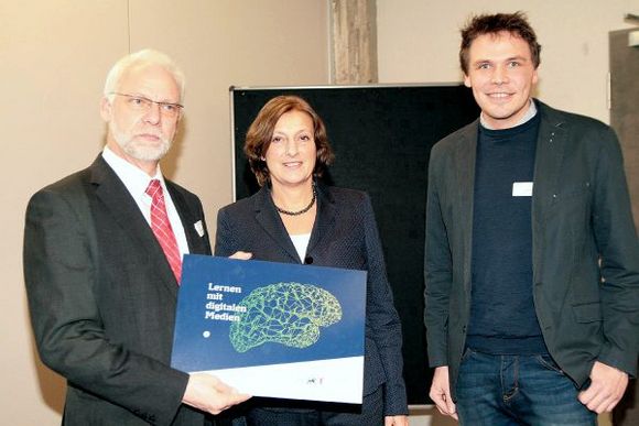 Übergabe der Auszeichnung „Modellschule für Lernen mit digitalen Medien“