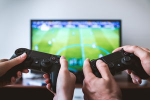 Symbolbild: Zwei Menschen spielen ein Fußball-Videospiel