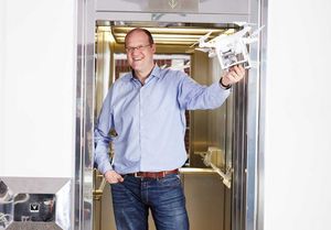 Henning Fietze mit einer weißen Drohne in der Hand