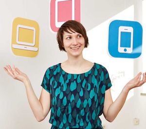 Mareike Thumel umgeben von Grafiken mit einem Smartphone, Tablet und Laptop