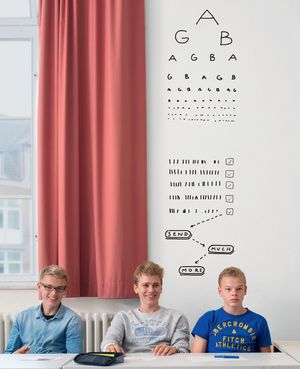 Drei Schüler am Schreibtisch