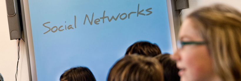 Der Schriftzug "Social Networks" steht auf einer blauen Leinwand