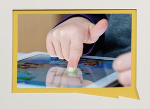 Ein Kinderfinger fährt über ein Tablet