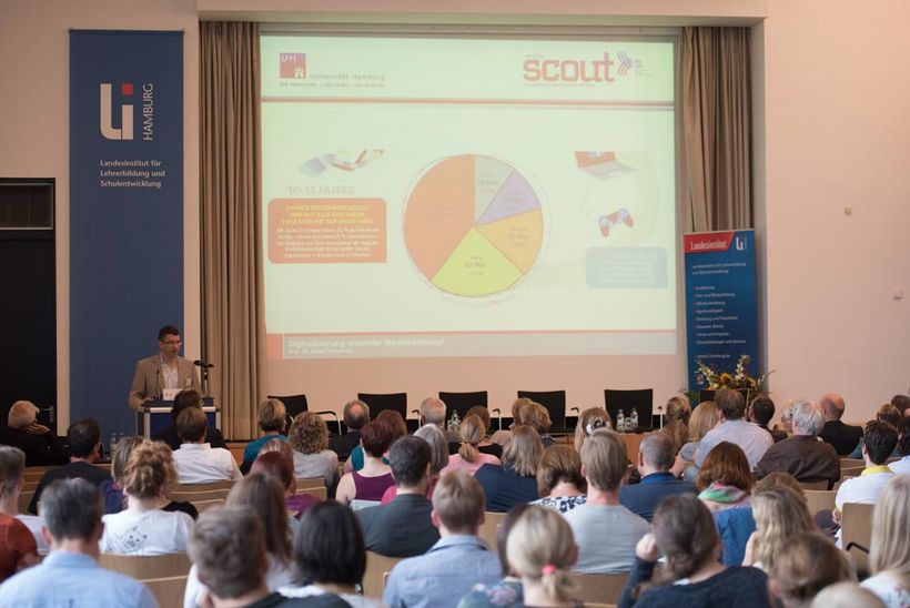 Prof. Rudolf Kammerl spricht zum Thema „Digitalisierung und/oder Medienbildung in Grundschulen?