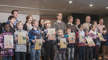 Gruppenfoto eine Schulklasse mit Auszeichnungen in den Händen