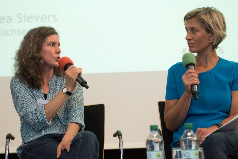 Zwei Frauen im Gespräch
