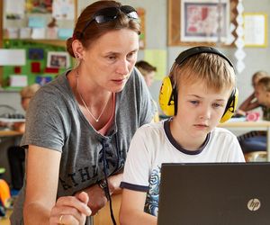 Fachleiterin Claudia Mehmel hilft einem Schüler am Laptop