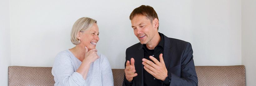 Foto von Birgit Reichel und Helge Daugs im Gespräch