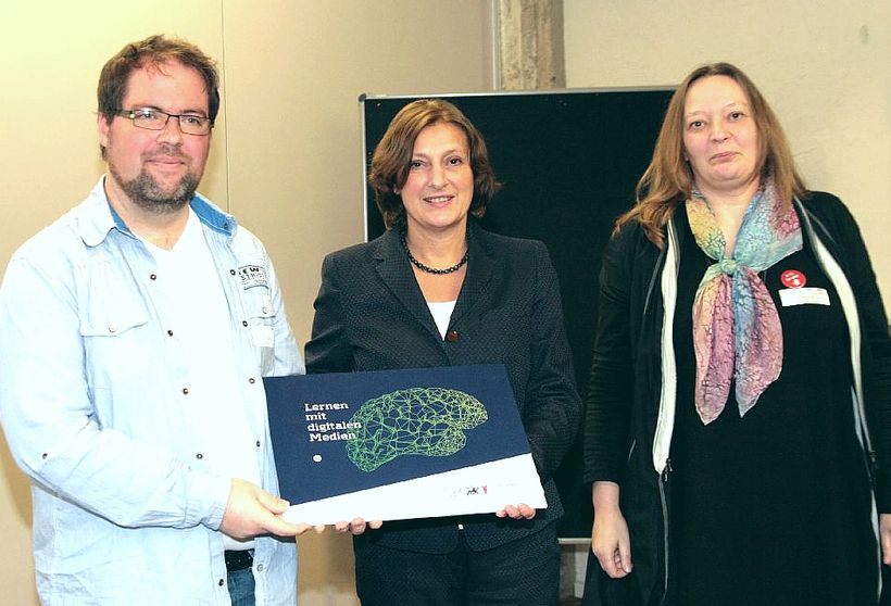 Drei Mitarbeiter der Emil-Nolde-Schule mit der Auszeichnung „Modellschule Lernen mit digitalen Medien“