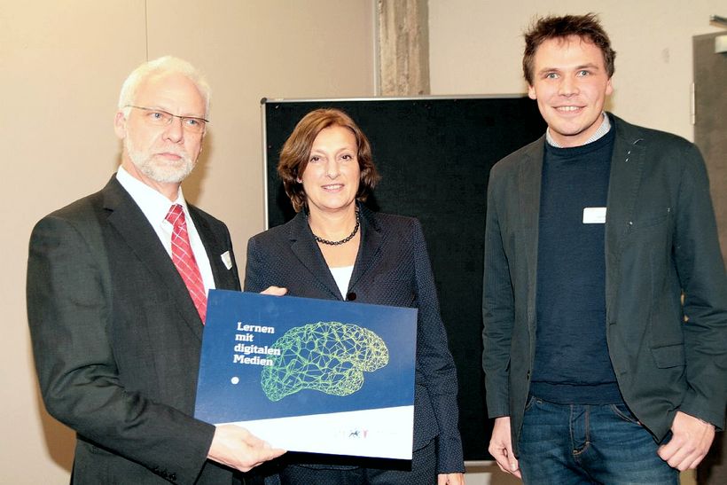 Übergabe der Auszeichnung „Modellschule für Lernen mit digitalen Medien“
