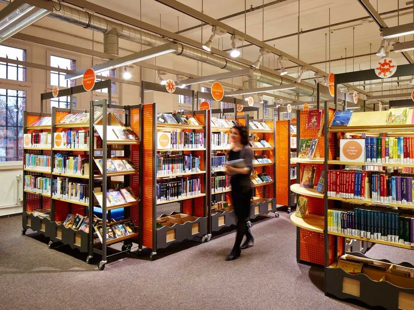 Heidi Best läuft durch die Kinderbibliothek