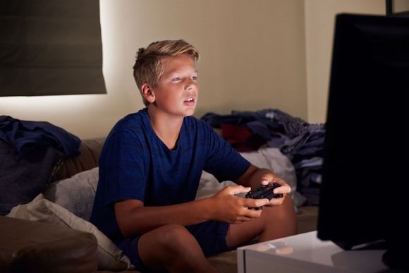 Ein Junge spielt auf seiner Konsole