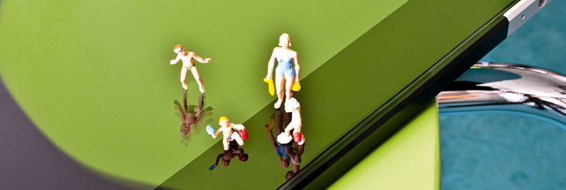 Kleine Spielfiguren auf einem Tablet