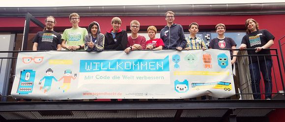 10 Jungen stehen auf einem Balkon
