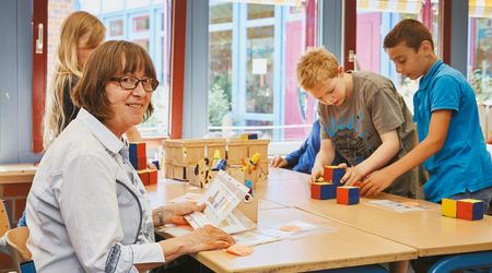 Gisela Blankenburg mit ein paar Schülern