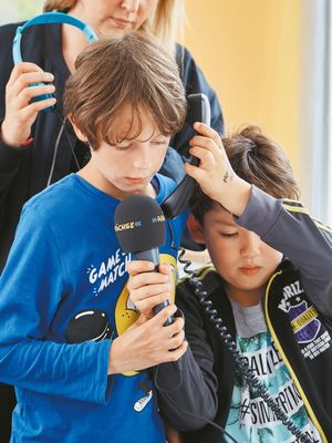 Zwei Jungs beim Radiointerview
