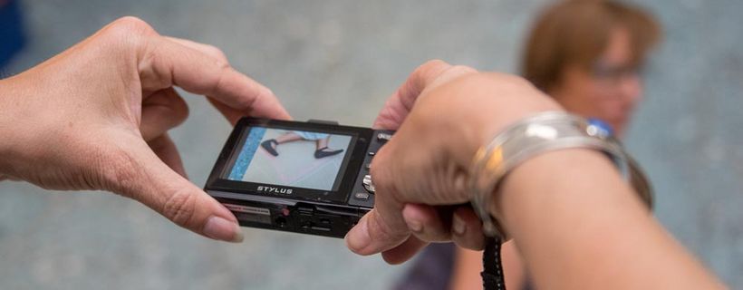 Zwei Hände halten eine Digitalkamera