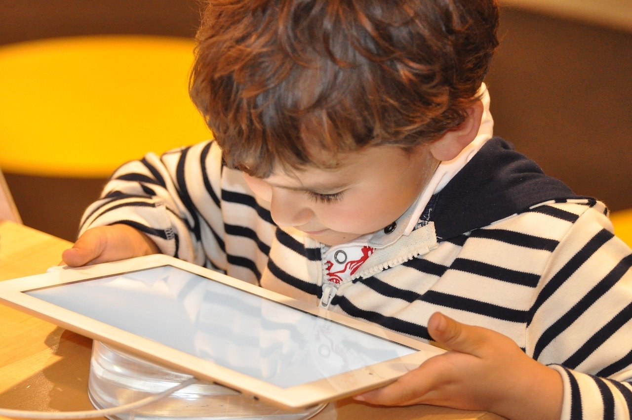 Junge mit Tablet
