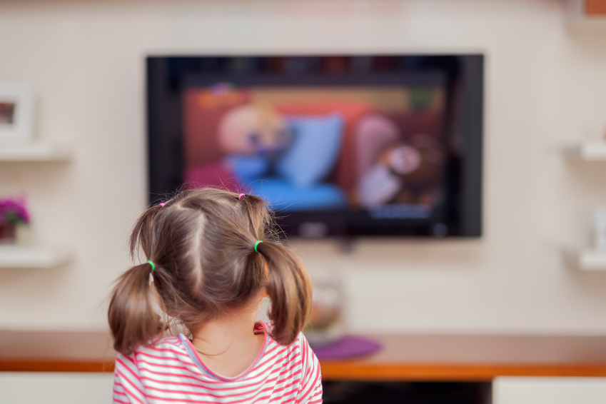Mädchen schaut Fernsehen